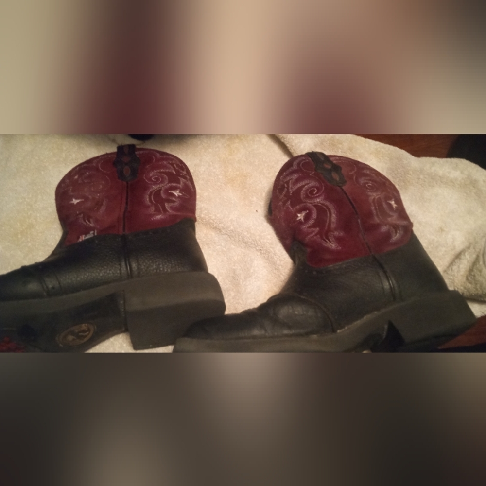 Like New Justin Gypsy Black and Maroon Western Boots